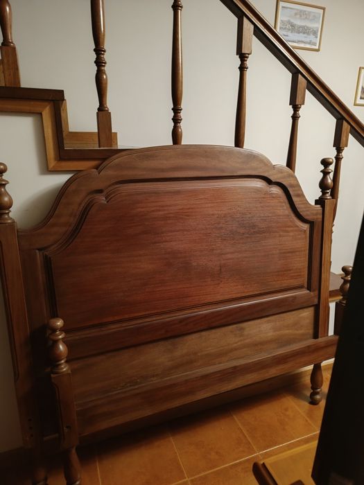Magnífica cama de casal restaurada em madeira maciça de mogno