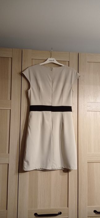 Missguided beżowa sukienka z czarnym pasem, r.14