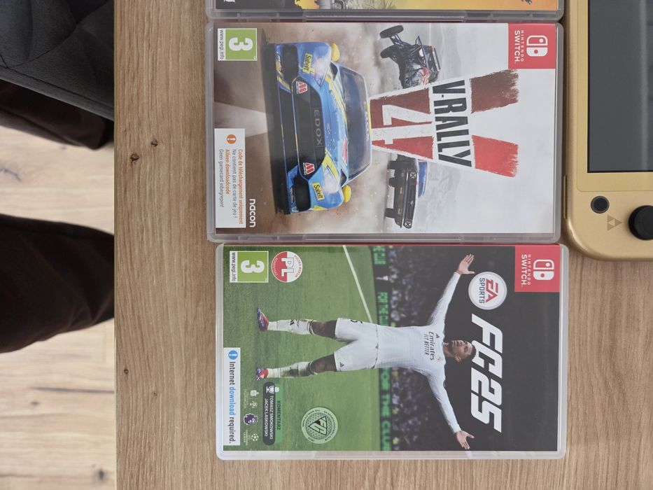 Sprzedam konsole Nintendo Świtach Lite.