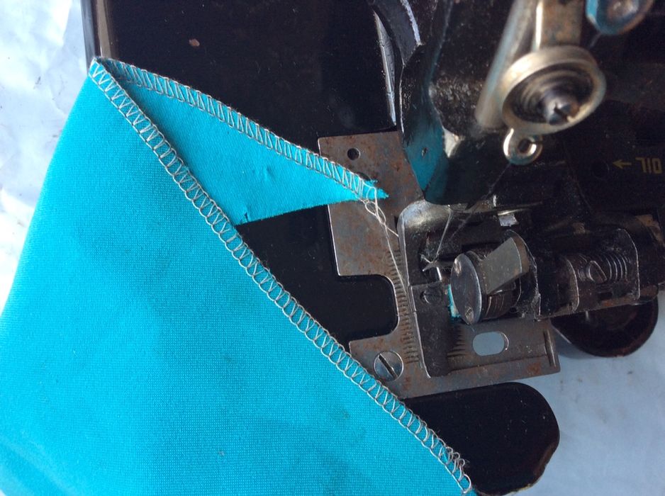 Оверлок економного зшивного шва, на 3~4 нитки. Юстований майстром.