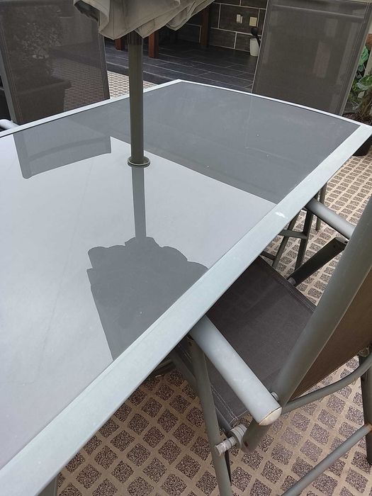 Mesa de ferro com tampo de vidro