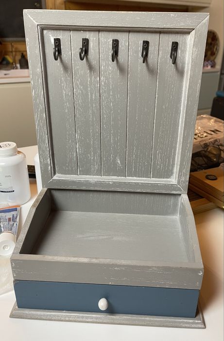 Vendo chaveiro cinza em madeira com gaveta