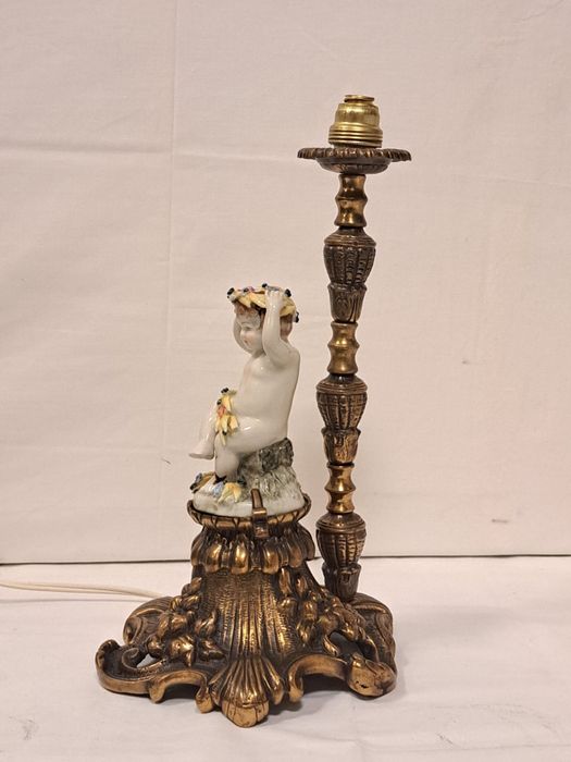 Candeeiro com figura em porcelana