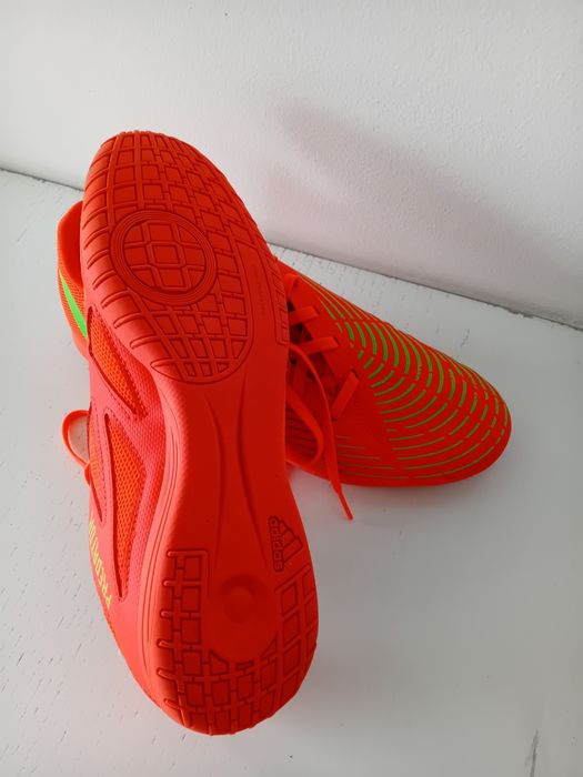 Chuteira laranja Adidas
