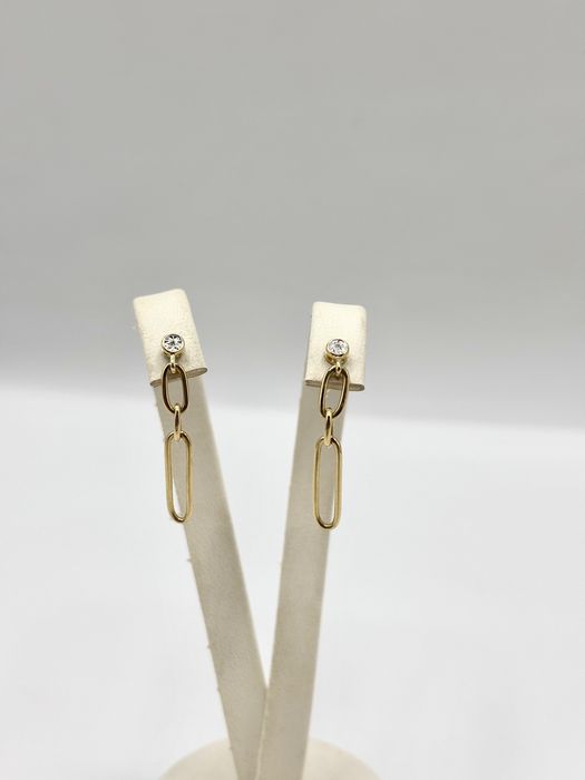 Złote kolczyki spinacze z diamentami.