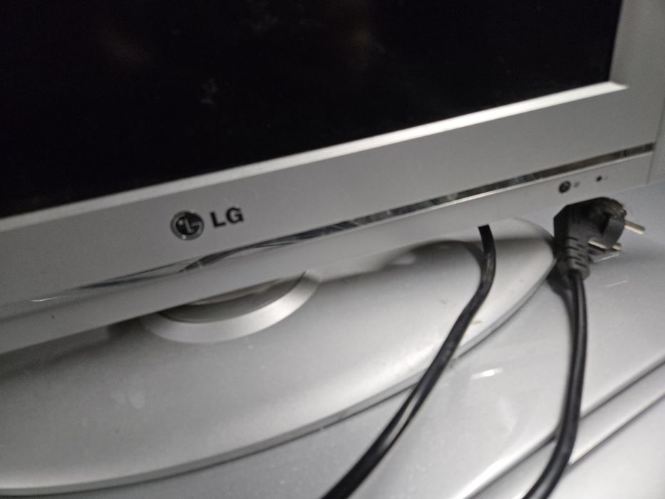 Telewizor LG z podstawą