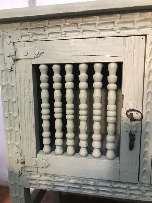 Móvel antigo de cor verde