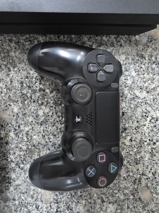 Playstation 4 com 2 comandos