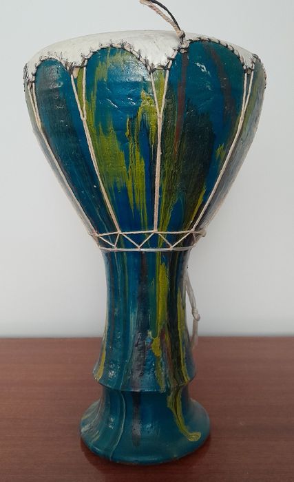 Djambe Tunísia  - cerâmica e tambor em pele 19 cm alt. 23 cm larg.