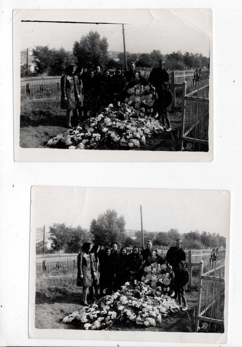 Stare zdjęcie cmentarz mogiła wieńce żałobnicy komplet retro ZSRR lata 60 70 fot0210