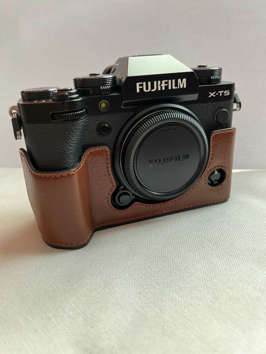 Câmara Fuji X-T5 preta (como nova)