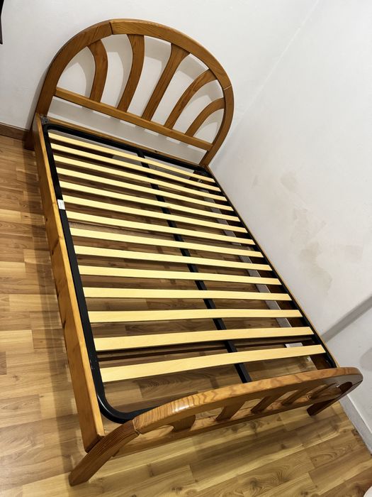 Cama de madeira com estrutura metálica