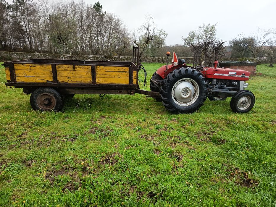 Trator Massey Fergunson 135 com reboque charrua e frese