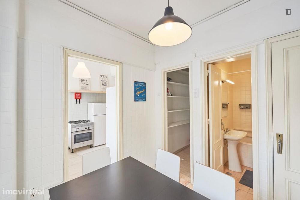 Quarto - localizado em Marquês de Pombal Lisbon