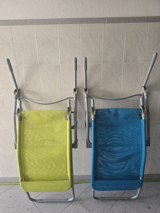 Duas espreguiçadeiras dobrável