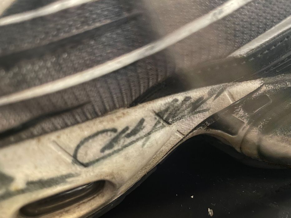 Buty z obozu czajnika z autografami