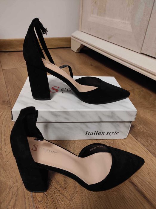 czarne czółenka na słupku