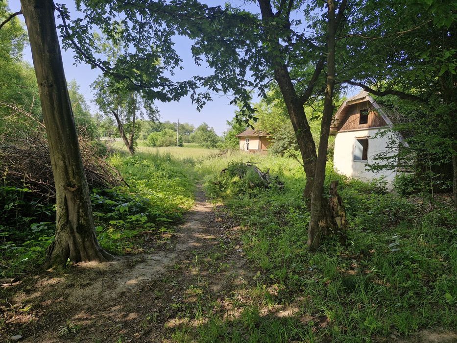 Продається земельна ділянка з будинком під будівництво або бізнес