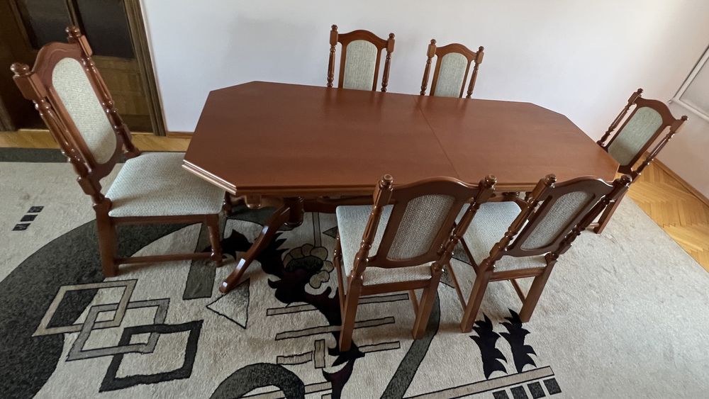 Стіл без крісел