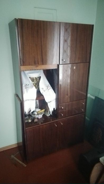 Шафа трюмо полиці місце зберігання сервант