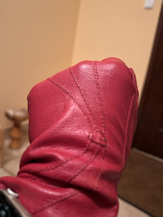 Rękawiczki czerwone skórzane i różowe delikatne materiałowe