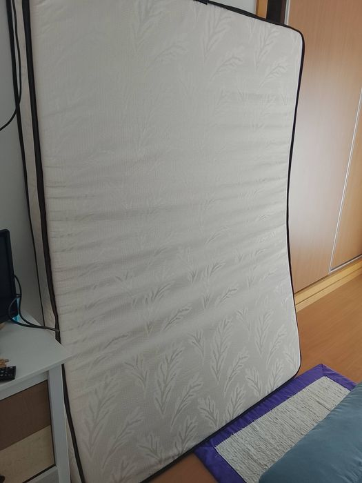 Cama de casal em ferro lacada a branco com colchão