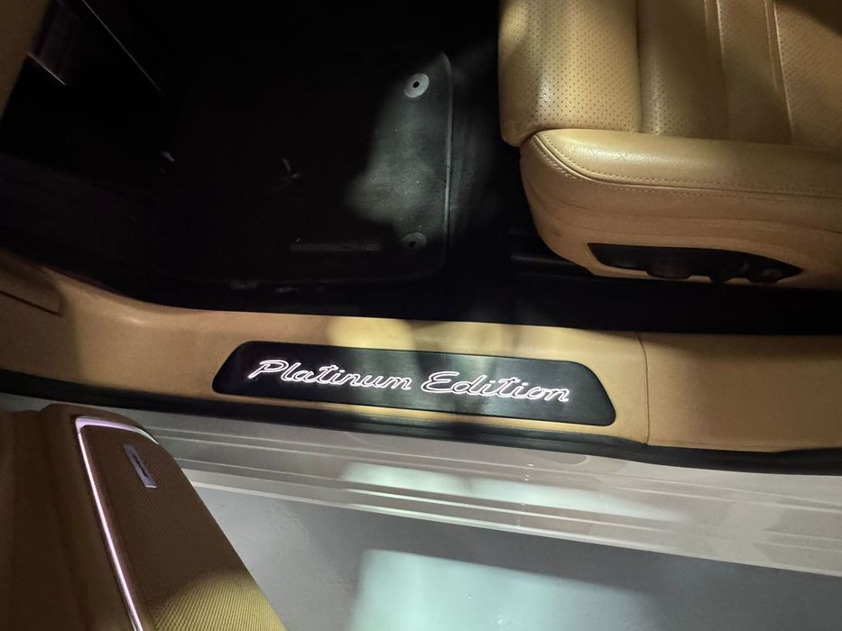 Porsche Panamera 4 E-Hybrid Platinum Edition