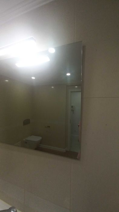 Espelho de casa de banho com iluminação LED