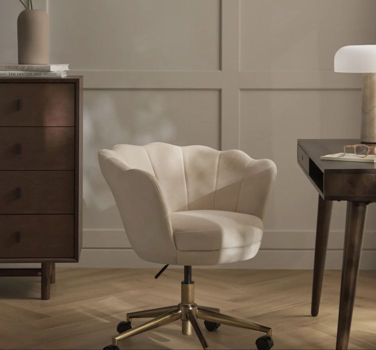 fotel obrotowy w kształcie muszli