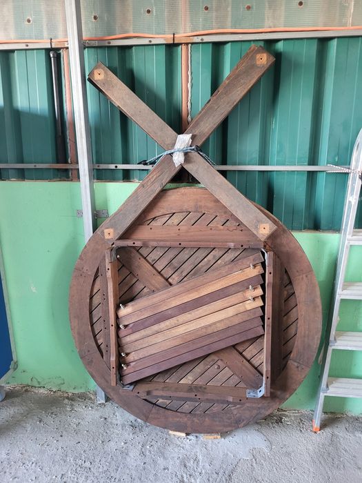 Mesa de madeira redonda