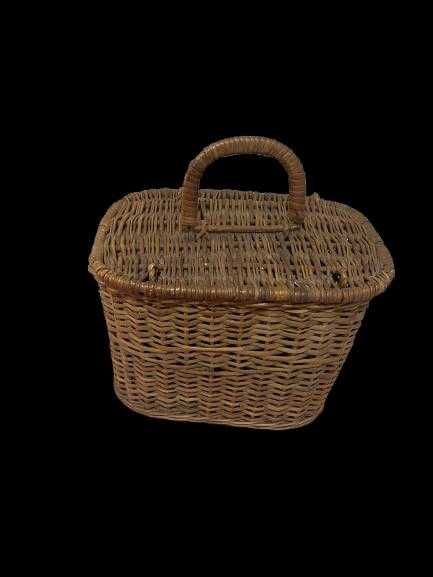 cesta antiga de piquenique em verga