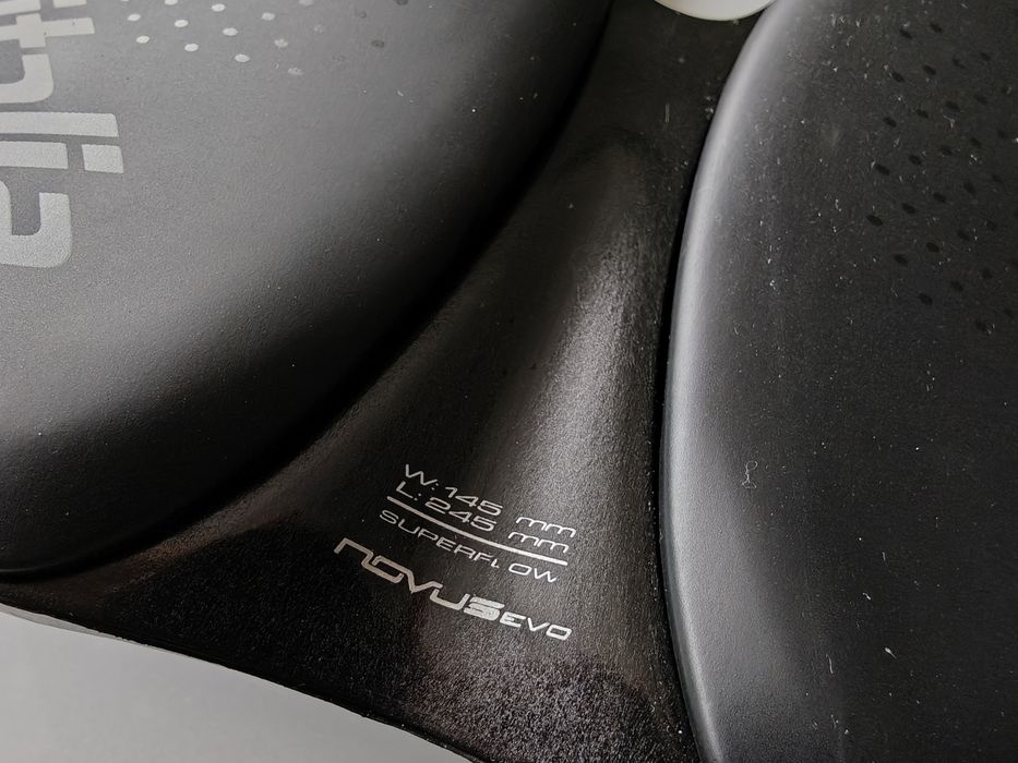 Selim de bicicleta Selle Italia NOVUS
Boost EVO Carbon Superflow.

Design ergonómico com corte central.

- Trilhos em carbono.

- Acabamento mate.

-