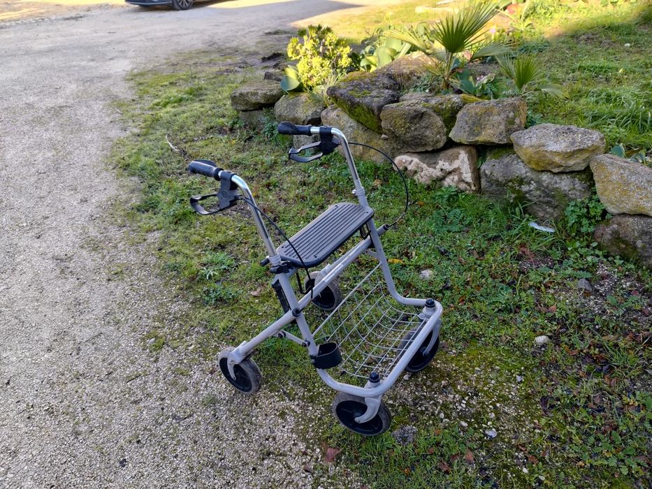 Equipamentos de apoio domiciliário – cama hospitalar, cadeira de rodas