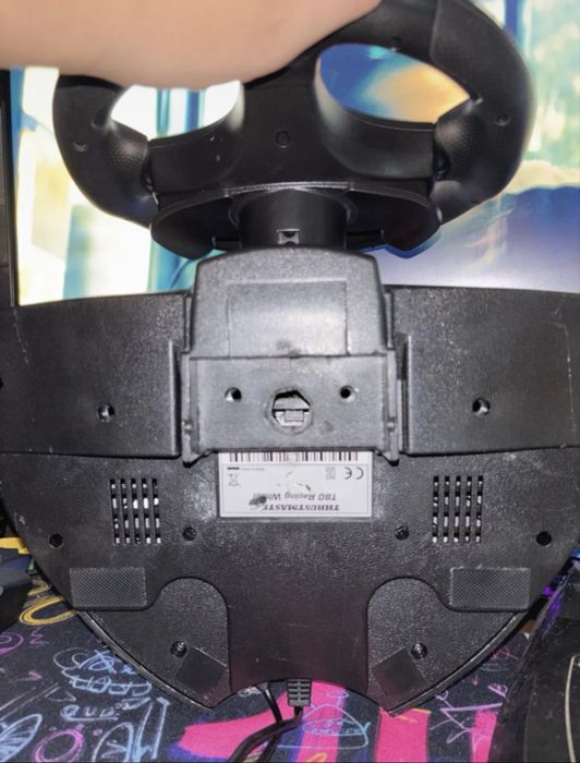 volante Thrustmaster T80, compatível com PS3, PS4 e PC.