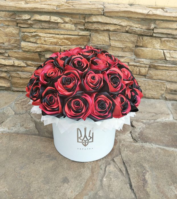 Букети троянд з атласної стічки