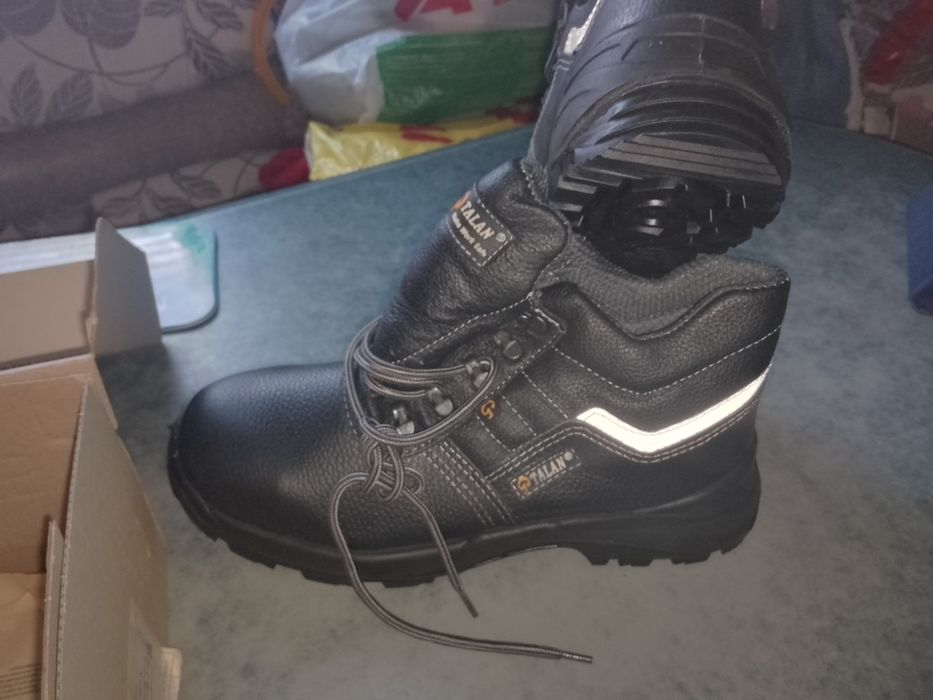 Ботинки защитные , новые !!! Деми 43 р. 10% допомога на ЗСУ..