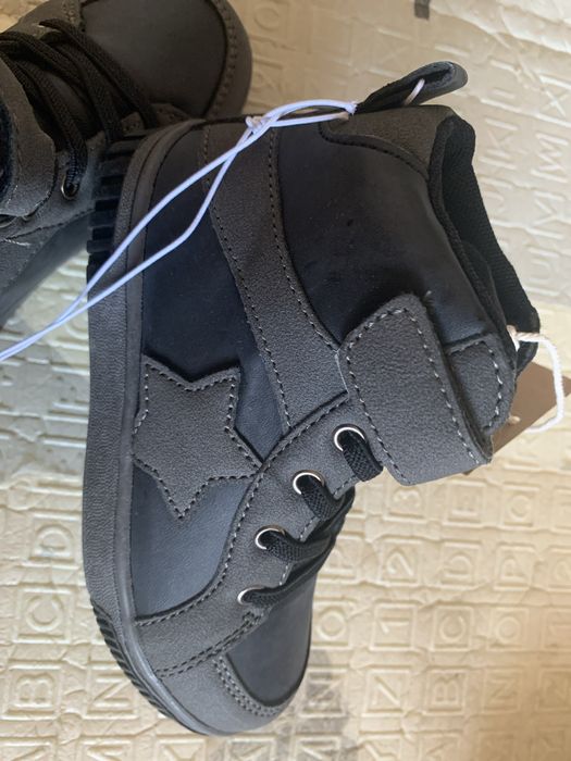 Дитячі нові кросівки