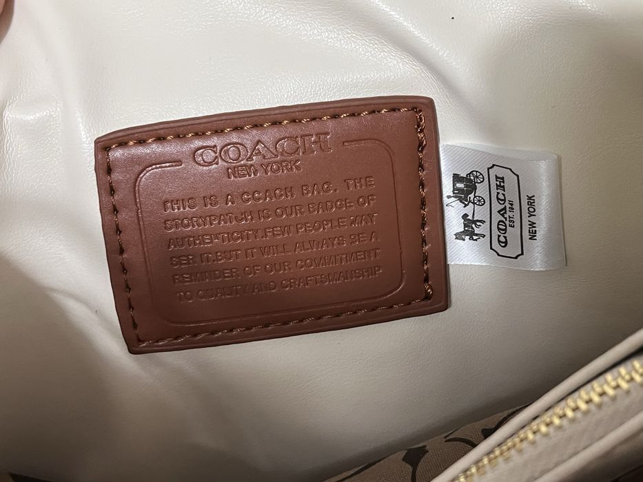 Mala coach bege e dourada