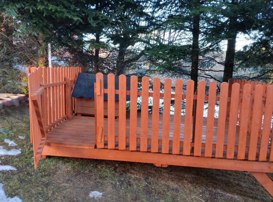 Drewniany kojec dla psa