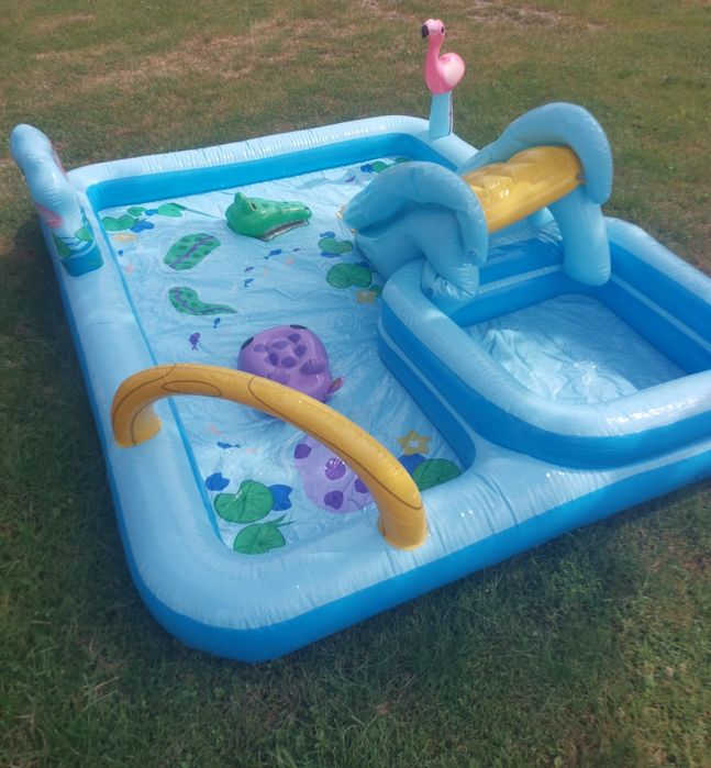 Basen ze zjeżdżalnią