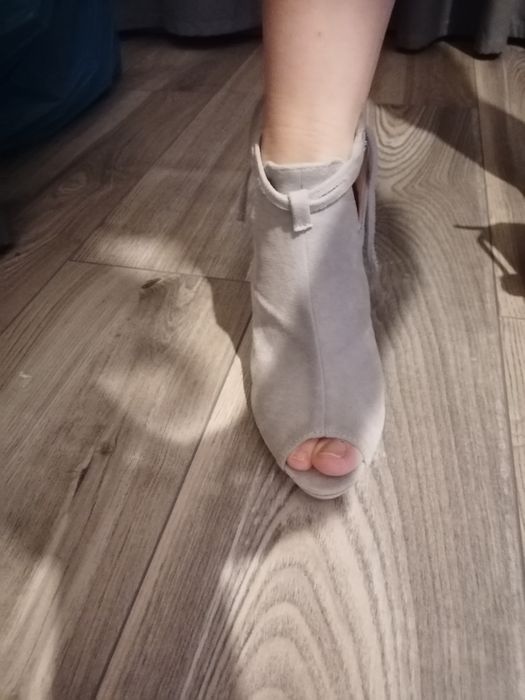 Szare buty na słupku