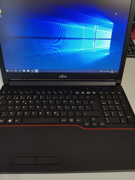 Продам Fujitsu E556 i3-6100U 8/128