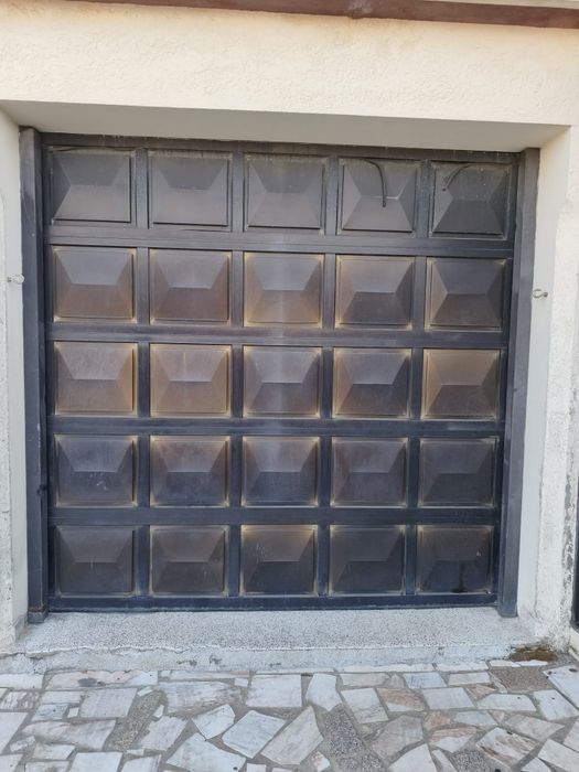 Portão seccionado em alumínio usado mas em bom estado