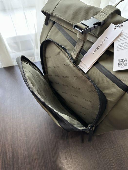 Чоловічий міський рюкзак Calvin Klein Jeans Rubberised Roll-Top Backpack Black (Артикул: ZM0ZM03056) Оригінал