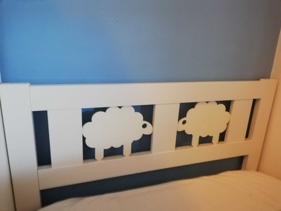 Camas de criança com protetor lateral e estrado incluído