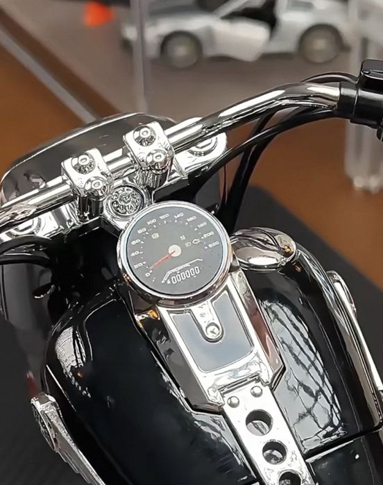 Harley Davidson FATBOY  Escala 1:6 Trabalha faz fumo, acende luzes, buzina, com amortecedores. Funciona manualmente e por comando.  Lindissima