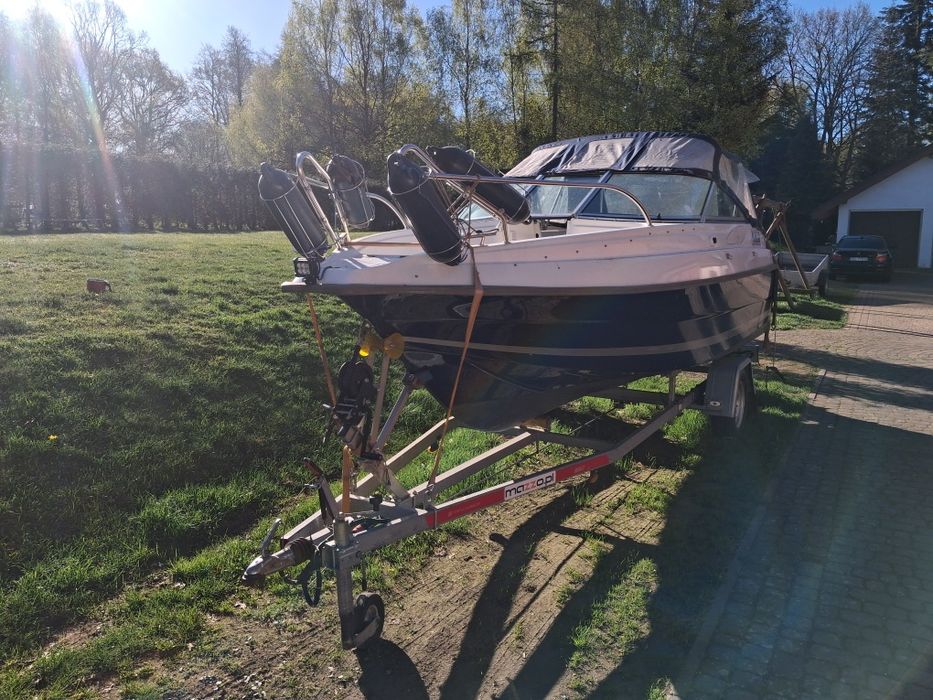 Łódź motorowa.  Uttern exlusiv. Mercury 115km