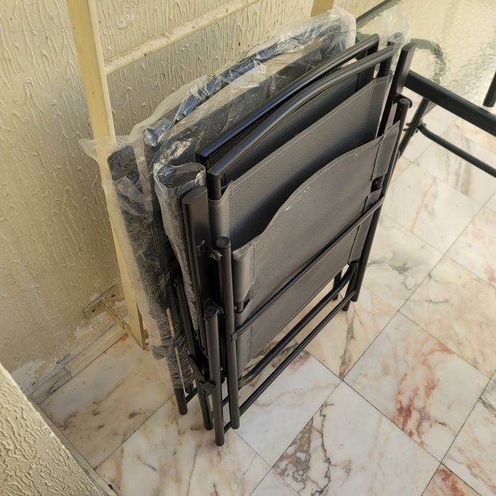 Mesa com tampo de vidro + 4 cadeiras para espaco exteriror como novo