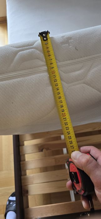 Łóżko sypialniane z szafką.