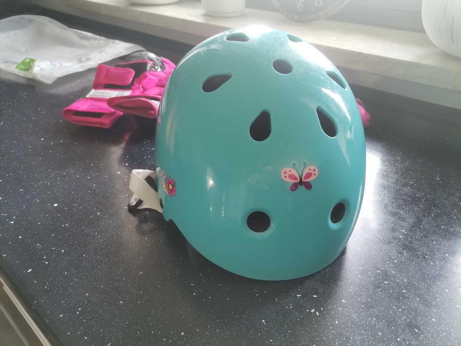 Zestaw ochraniaczy + kask dla dziewczynki